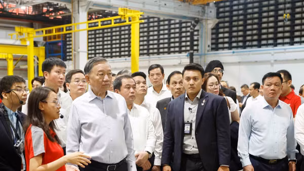 Tổng Bí thư, Chủ tịch nước Tô Lâm thăm Trung tâm Thử nghiệm Đường sắt Singapore. (Ảnh: TTXVN)