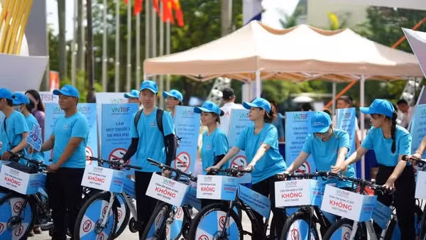 Các xe đạp tuyên truyền lưu động lan tỏa thông điệp môi trường du lịch văn minh, không khói thuốc. (Ảnh: Mai Trang/TTXVN)