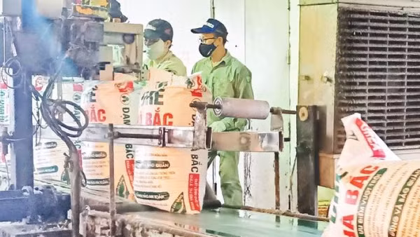 Sản xuất ure tại Công ty cổ phần Phân đạm và hóa chất Hà Bắc.