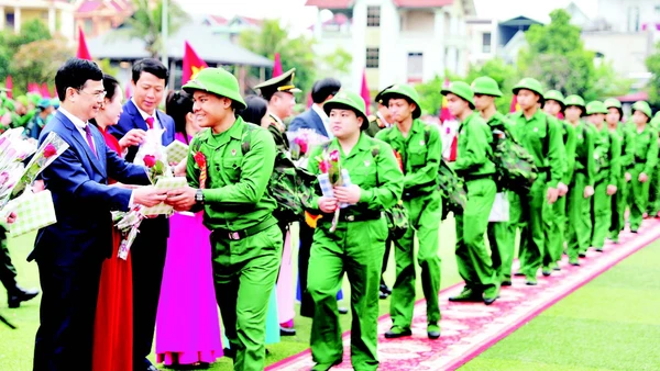 Lãnh đạo tỉnh Phú Thọ tặng quà, động viên tân binh lên đường nhập ngũ. (Ảnh: NGỌC LONG)
