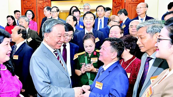 Tổng Bí thư Tô Lâm với các đại biểu trí thức, nhà khoa học, văn nghệ sĩ, ngày 6/8/2025. (Ảnh ĐĂNG KHOA)