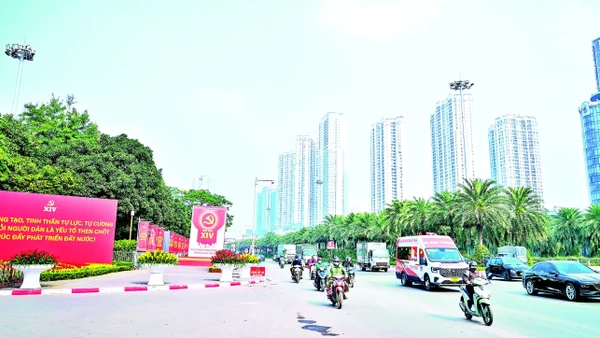 Thủ đô Hà Nội được trang hoàng rực rỡ đón chào sự kiện chính trị đặc biệt quan trọng của đất nước. (Ảnh BẢO LONG)