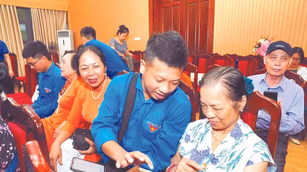 Đoàn viên, thanh niên phường Tây Hồ (Hà Nội) hướng dẫn kỹ năng số cho người cao tuổi.