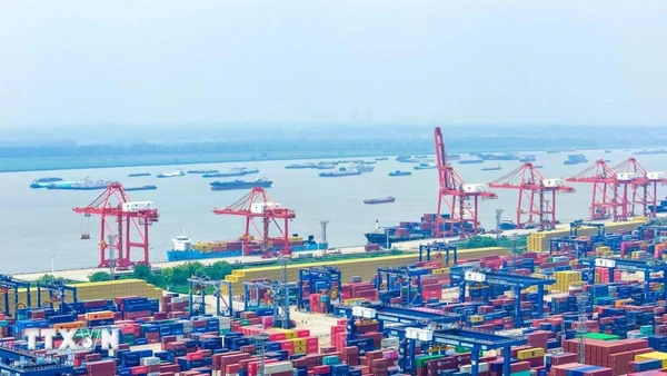 Quang cảnh cảng hàng hóa ở tỉnh Giang Tô, Trung Quốc. (Ảnh: THX/TTXVN)