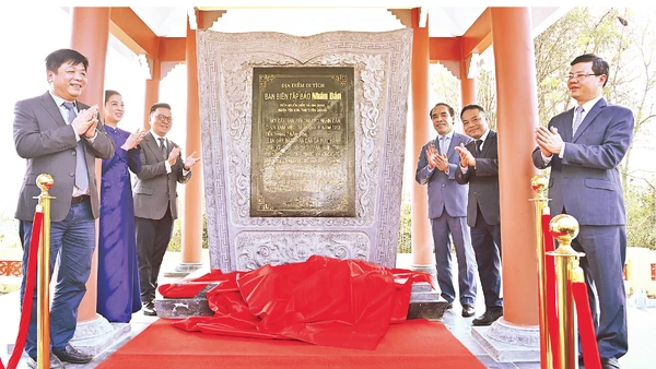 Các đồng chí lãnh đạo Báo Nhân Dân và tỉnh Tuyên Quang thực hiện nghi thức khánh thành Nhà bia di tích Báo Nhân Dân, ngày 9/3/2023. Ảnh: THỦY NGUYÊN