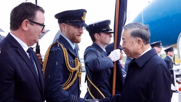 Quan chức New Zealand đón Tổng Bí thư, Chủ tịch nước Tô Lâm tại Sân bay quốc tế Auckland. (Ảnh: Thống Nhất/TTXVN)