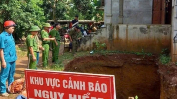 Công an xã Mường Hoa cùng lực lượng dân quân và người dân kịp thời di dời hai hộ dân ra khỏi khu vực sụt lún nguy hiểm.