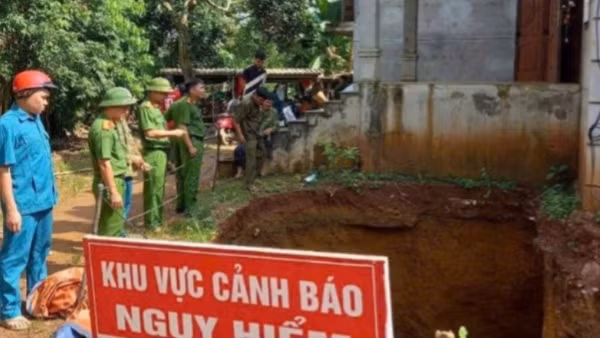 Công an xã Mường Hoa cùng lực lượng dân quân và người dân kịp thời di dời hai hộ dân ra khỏi khu vực sụt lún nguy hiểm.