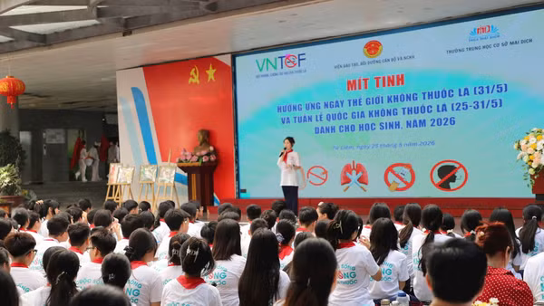 Học sinh Trường trung học cơ sở Mai Dịch (Hà Nội) hưởng ứng các hoạt động phòng, chống tác hại của thuốc lá, xây dựng cuộc sống không khói thuốc. (Ảnh: HOÀNG HẢO)