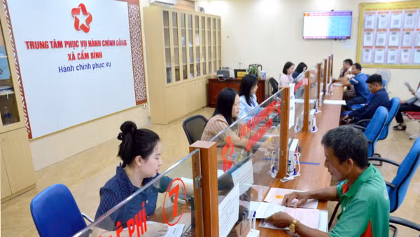 Cán bộ Trung tâm Phục vụ hành chính công xã Cẩm Bình, tỉnh Hà Tĩnh hướng dẫn người dân triển khai thủ tục hành chính. (Ảnh: MINH CHÍNH)