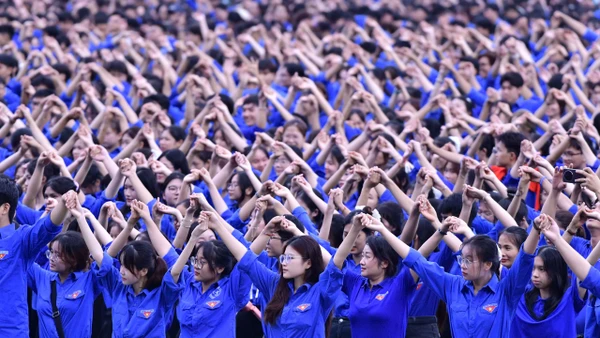 Lực lượng đoàn viên, thanh niên Thủ đô ra quân thực hiện các hoạt động tình nguyện.