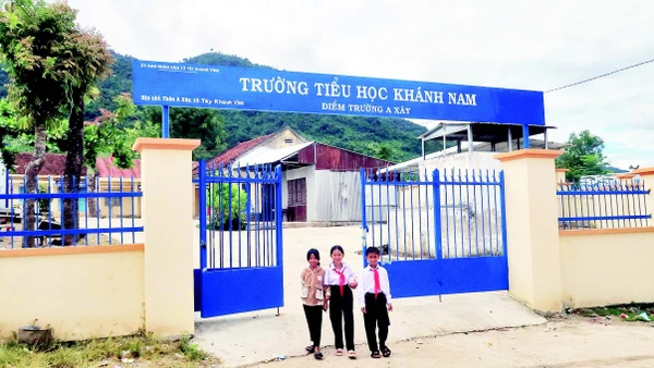 Học sinh tại A Xây đã có trường lớp kiên cố, khang trang.