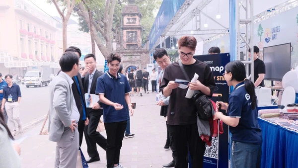 Người dân tham quan, trải nghiệm các sản phẩm công nghệ tại Techfest 2025, qua đó lan tỏa tinh thần khởi nghiệp sáng tạo.