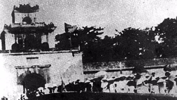 Nhân dân Thừa Thiên-Huế tham gia giành chính quyền và kéo vào cửa Thượng Tứ ngày 23/8/1945, ngày cách mạng thắng lợi tại Huế. (Ảnh: Tư liệu TTXVN)