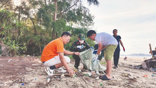 Người dân và cán bộ, chiến sĩ trên đảo Cô Tô (Quảng Ninh) tham gia dọn rác thải làm sạch bãi biển.