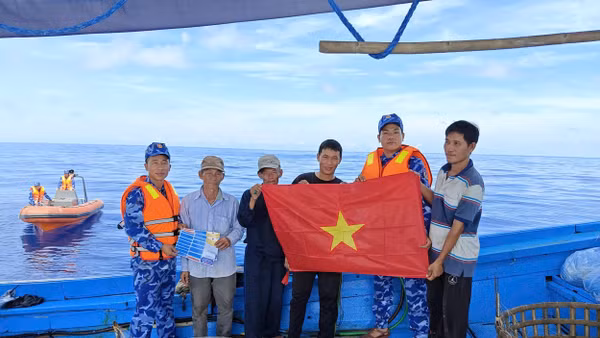 Hải đội 202, Bộ Tư lệnh Vùng Cảnh sát biển 2 trao cờ Tổ quốc tặng ngư dân Quảng Trị.