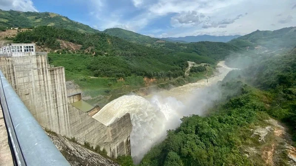 Hằng năm, mưa lớn kết hợp các nhà mày thủy điện ở thượng nguồn xả lũ gây thiệt hại nặng nề cho vùng hạ du.