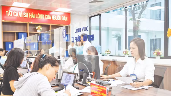 Người dân làm thủ tục hành chính tại Điểm tiếp nhận phục vụ hành chính công phường Đống Đa, Thành phố Hà Nội. (Ảnh: THẾ ĐẠI)