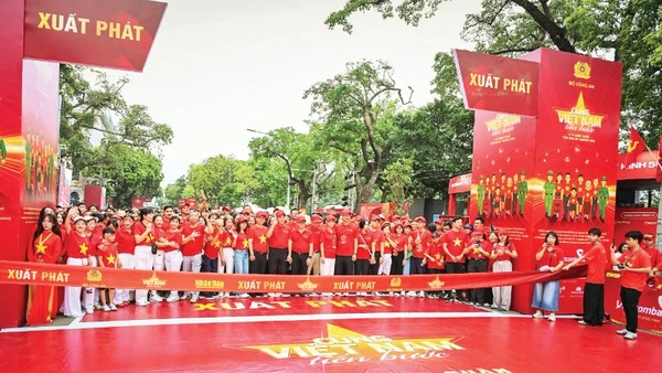 Chương trình “Cùng Việt Nam tiến bước” do Báo Nhân Dân và Bộ Công an phối hợp tổ chức được kỳ vọng sẽ huy động sức mạnh tập thể của hàng triệu người dân trên khắp mọi miền Tổ quốc cùng tham gia đi bộ, ghi dấu 1 tỷ bước chân vì sức khỏe, tinh thần đoàn kết và khát vọng vươn lên của một dân tộc đang chuyển mình mạnh mẽ trong kỷ nguyên mới. Ảnh: THÀNH ĐẠT