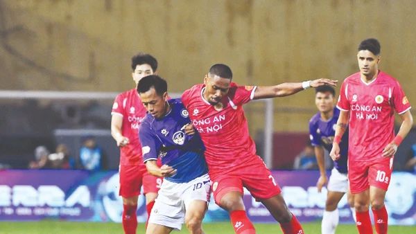 Đội Hà Nội FC (áo tím) giành chiến thắng trước đội Công an Hà Nội với tỷ số 2-1. (Ảnh: TRẦN HẢI)