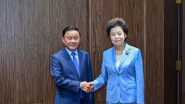 Thường trực Ban Bí thư Trần Cẩm Tú và Phó Chủ tịch Chính hiệp toàn quốc Trung Quốc Hàm Huy. (Ảnh: DUY LINH)