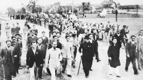 Nhân dân Hà Nội đón mừng Chủ tịch Hồ Chí Minh và các vị được giới thiệu ứng cử Đại biểu Quốc hội. Hà Nội, ngày 5/1/1946. (Nguồn: Bảo tàng Hồ Chí Minh)