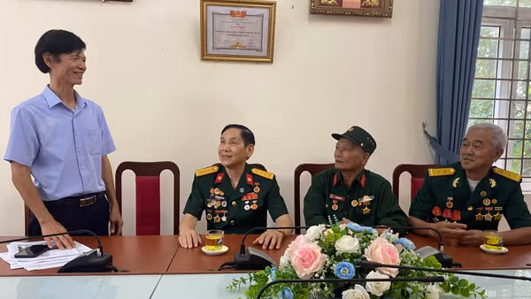 Giám đốc Trung tâm Bảo trợ xã hội nạn nhân chất độc da cam/dioxin Nguyễn Thăng Long gặp một số cựu chiến binh là nạn nhân chất độc da cam khi đến xông hơi giải độc.