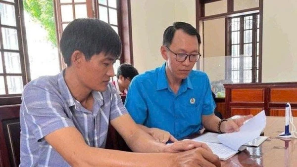 Đại diện Trung tâm Tư vấn pháp luật Công đoàn, Liên đoàn Lao động tỉnh Đồng Nai hỗ trợ pháp lý cho người lao động. (Ảnh HÀ ANH CHIẾN)