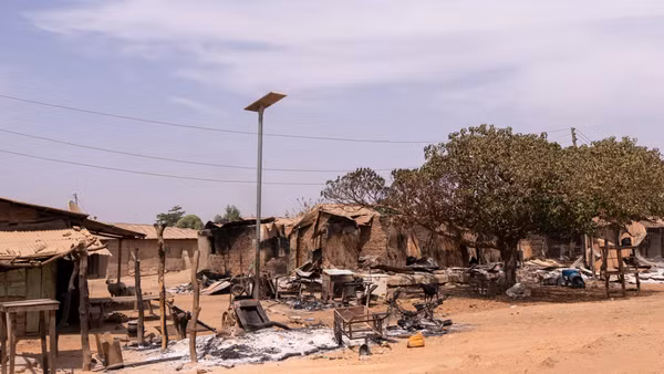 Cảnh tàn phá khi các tay súng tấn công và phóng hỏa ở khu vực Woro và Nuku ở bang Kwara, Nigeria ngày 5/2/2026. (Ảnh: Anadolu Agency/TTXVN)