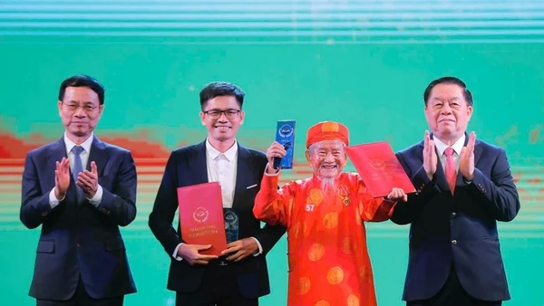 Tác giả Nguyễn Đình Tư, 104 tuổi, được trao giải A Sách Quốc gia 2024. (Ảnh: MINH QUYẾT)