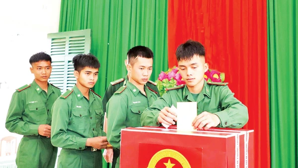 Chiến sĩ thuộc Đồn Biên phòng Đắk M'Bai, xã Thuận An tại Tổ bầu cử số 21.