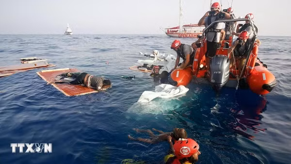 Tàu của Lực lượng bảo vệ bờ biển Italia vớt thi thể người di cư trôi dạt trên Địa Trung Hải. (Ảnh: AFP/TTXVN)