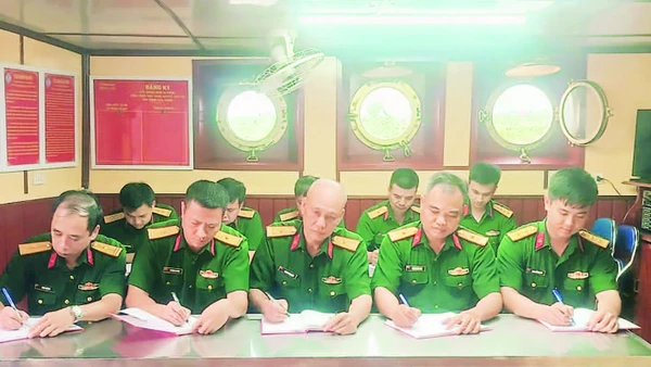 Một buổi sinh hoạt của Chi bộ Tàu 51-11-66. (Ảnh CÔNG THÀNH)