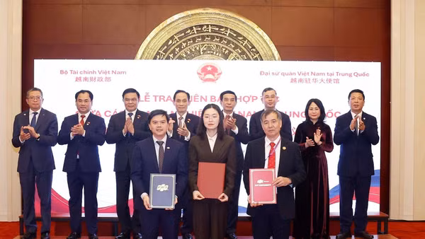 Lễ trao biên bản hợp tác giữa các doanh nghiệp Việt Nam-Trung Quốc. (Ảnh: Thống Nhất/TTXVN)