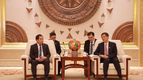 Bí thư Thành ủy Hà Nội Trần Đức Thắng hội kiến Bí thư Khu ủy Khu tự trị dân tộc Choang Quảng Tây Trần Cương. (Nguồn: Báo Quân đội Nhân dân)