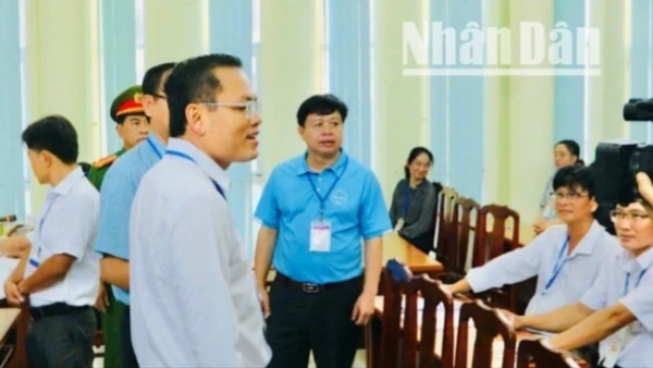 Đồng chí Ngô Vũ Thăng, Phó Chủ tịch Ủy ban nhân dân tỉnh và đồng chí Nguyễn Văn Nguyên, Quyền Giám đốc Sở Giáo dục-Đào tạo tỉnh Bạc Liêu thăm, động viên các thí sinh, giám thị làm tốt nhiệm vụ tại kỳ thi.