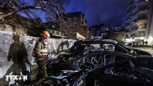 Lực lượng an ninh Israel làm nhiệm vụ tại hiện trường vụ tấn công bằng rocket từ lực lượng Hezbollah ở Liban xuống thành phố Nahariya, miền bắc Israel ngày 26/3. (Ảnh: THX/TTXVN)