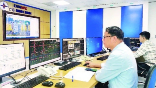 Trung tâm điều khiển các trạm biến áp và quản lý sự cố điện lực Ninh Bình. (Ảnh: THU THẢO)