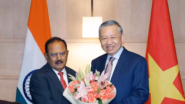 Cố vấn An ninh Quốc gia Ấn Độ Ajit Doval tặng hoa Tổng Bí thư, Chủ tịch nước Tô Lâm. (Ảnh: Thống Nhất/TTXVN)