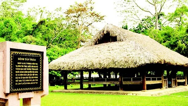 Ngày 16/8/1945, hơn 60 đại biểu dự Quốc dân Đại hội do Mặt trận Việt Minh triệu tập ở đình Tân Trào (Tuyên Quang) quyết định Tổng khởi nghĩa. Trong ảnh: Đình Tân Trào, nơi diễn ra Quốc dân đại hội- tiền thân của Quốc hội Việt Nam.