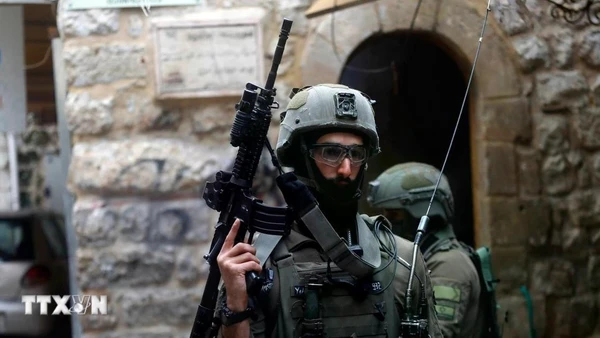 Lực lượng an ninh Israel gác tại Hebron, Bờ Tây. (Ảnh: THX/TTXVN)