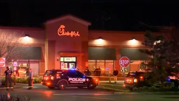 Cảnh sát có mặt tại hiện trường vụ xả súng tại nhà hàng Chick-fil-A, ở Union, bang New Jersey (Ảnh: WABC/AP)