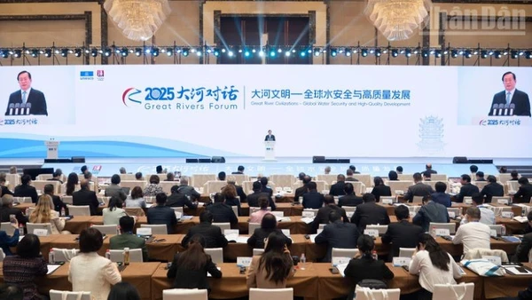 Ông Vương Trung Lâm, Bí thư Tỉnh ủy Hồ Bắc phát biểu khai mạc Diễn đàn.