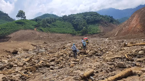 Trượt lở đất diễn biến ngày càng phức tạp tại các địa phương. (Ảnh: MINH TIỀN)