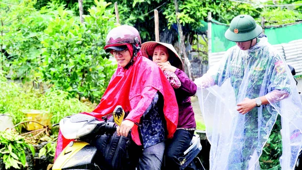 Bà Ngô Thị Tý sống tại phường Nam Nha Trang (Khánh Hòa) được sơ tán đến nơi tránh trú bão. (Ảnh VŨ TÂN)