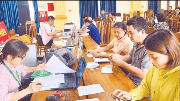 Cán bộ Ngân hàng Chính sách xã hội tỉnh Ninh Bình giải ngân vốn vay tại một điểm giao dịch.