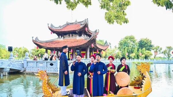 Câu lạc bộ Quan họ Đền Đô trong một buổi biểu diễn hát quan họ tại thủy đình Đền Đô, Bắc Ninh. (Ảnh: BẢO LONG)