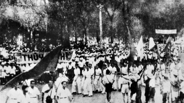 Đồng bào Sài Gòn hưởng ứng Lời kêu gọi Tổng khởi nghĩa của Trung ương Đảng và Chủ tịch Hồ Chí Minh. (Ảnh: Tư liệu TTXVN)