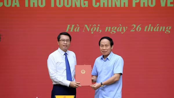 Phó Thủ tướng Lê Tiến Châu trao Quyết định của Thủ tướng Chính phủ bổ nhiệm đồng chí Trần Anh Tiến giữ chức Phó Chủ nhiệm Văn phòng Chính phủ. (Ảnh: VGP/THU SA)