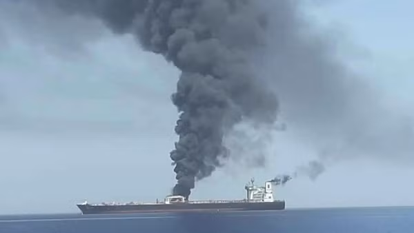 Hình ảnh do Hãng thông tấn nhà nước IRIB củan Iran cung cấp cho thấy khói bốc lên từ một tàu chở dầu ở ngoài khơi Oman. Ảnh: TTXVN